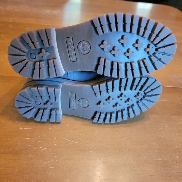 Timberland Women's Courmayeur Valley Chelsea Boot in taupe nubuck leather - Picture 8 of 11